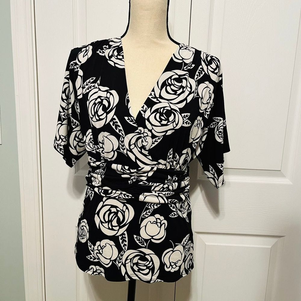 White House Black‎ Market ladies medium fitted blouse floral pattern